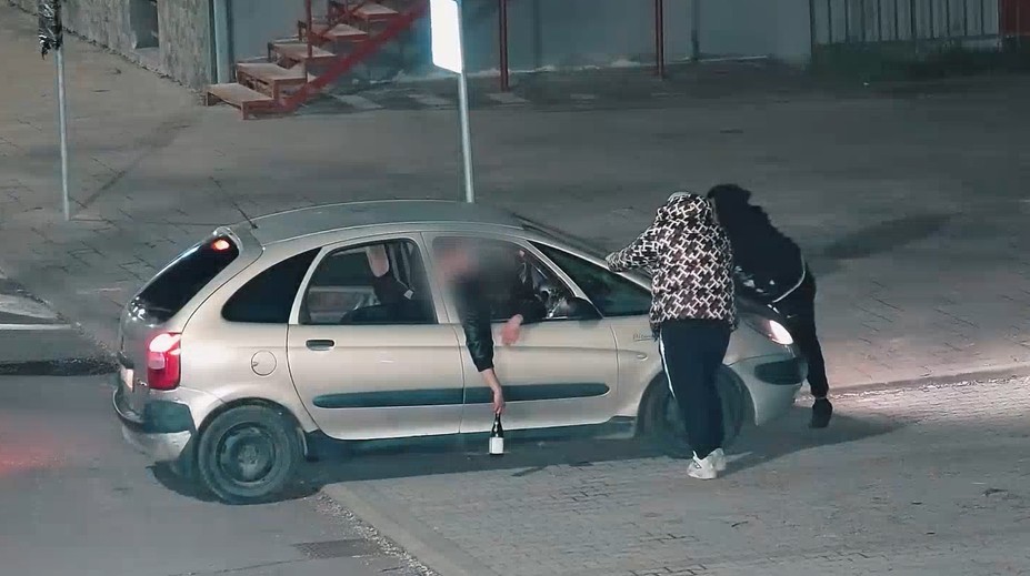 VIDEO: Opití sa vozili na streche auta. Mladí muži hazardovali za volantom