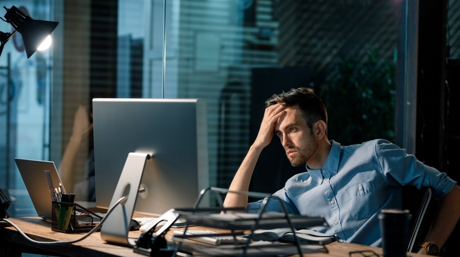 Nadčasy a dlhá pracovná doba zabijú ročne státisíce ľudí. Hrozí to každému, kto prekročí tento limit