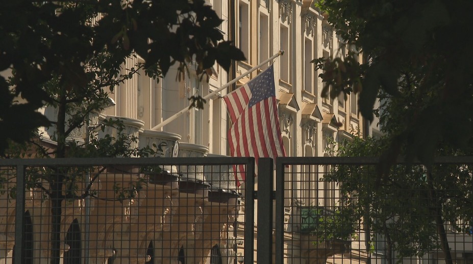 Plot, ktorý hyzdí námestie v Bratislave, bude stáť ďalších 10 rokov. Magistrát predĺžil Američanom nájom