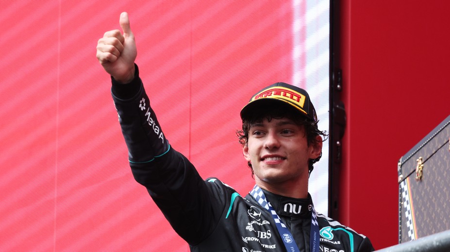 V Belgicku vydrel víťazstvo Antonelli, jeho tímový kolega vypadol v prvom kole. Hamilton zrazil mechanika