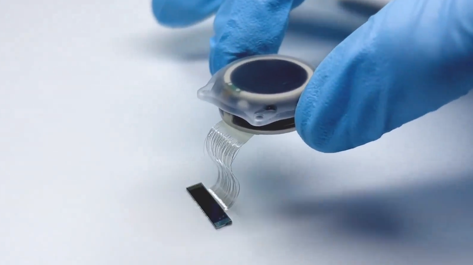 Muskov Neuralink priznal problém s čipom, ktorý implantovali do mozgu prvého pacienta