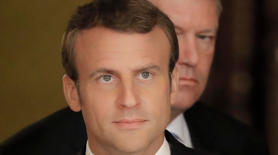 Macron minul za tri mesiace na mejkap sumu, ktorú nestihne žena za celý život