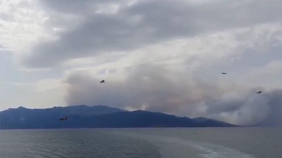 Južná časť gréckeho ostrova Thasos je stále v plameňoch