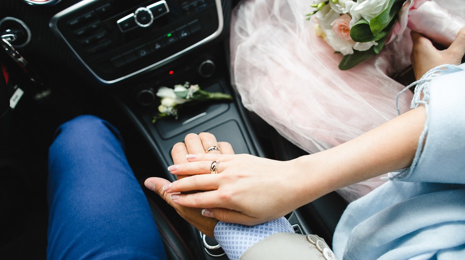 Tajná svadba českého speváka: Áno povedal o 23 rokov mladšej žene v aute