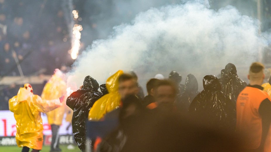 VIDEO: Šialené scény na zápase v Nemecku. Polícia naháňala fanúšikov priamo na trávniku