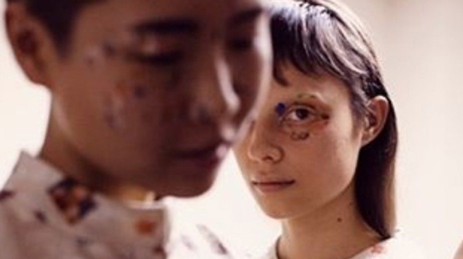 Škandalózna reklama: Módna značka na seba upozorňuje fotkami súložiacich párov