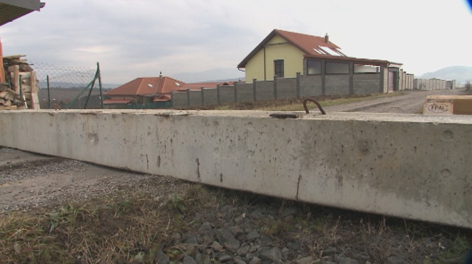 Obyvatelia Župčian sa sporia o príjazdovú cestu. Zablokovali im ju betónovými panelmi