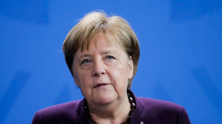 Angela Merkelová povzbudila futbalistu Joshuu Kimmicha, aby sa dal očkovať