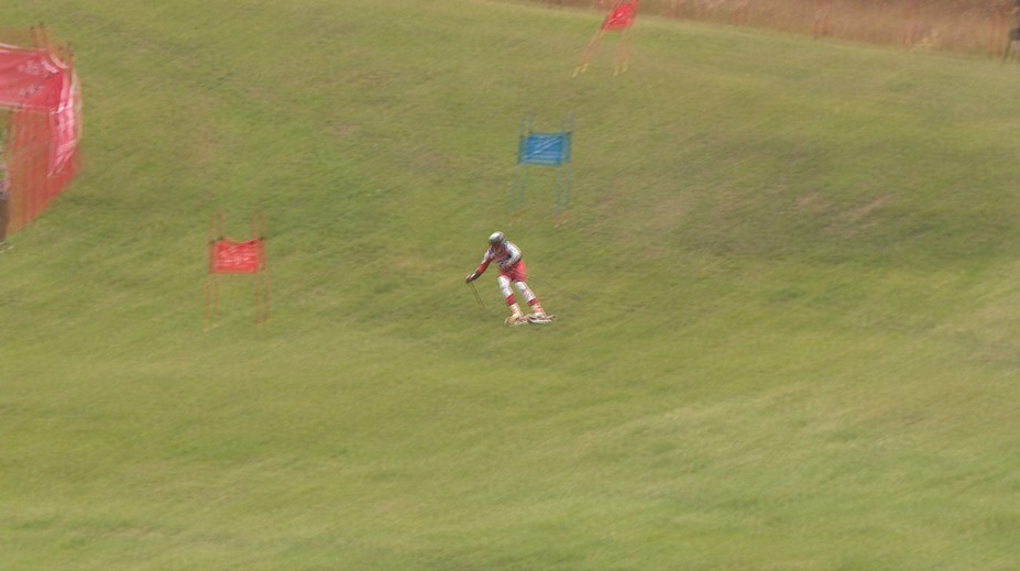 Letná alternatíva zimného športu: Pozrite sa, ako vyzerá lyžovanie na tráve