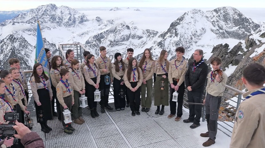 Betlehemské svetlo opäť na Lomnickom štíte. Skauti ho niesli hore, no legenda už len čakala doma
