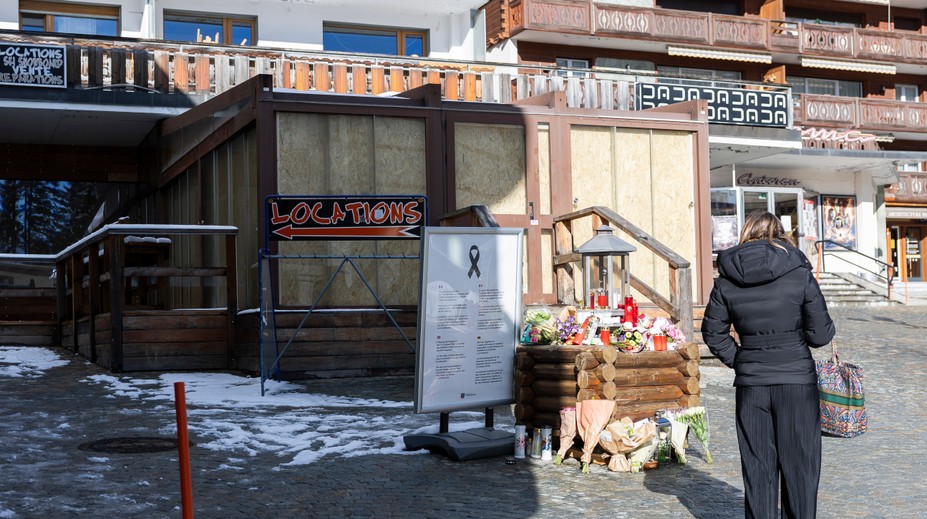 Nové zistenia v prípade požiaru vo Švajčiarsku. Majiteľ baru vraj považoval ohňovzdornú penu za príliš drahú