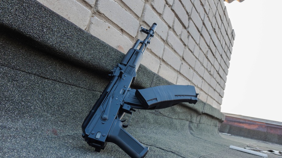 Hráč airsoftu omylom použil skutočnú zbraň. Do hrudníka s ňou postrelil svojho brata