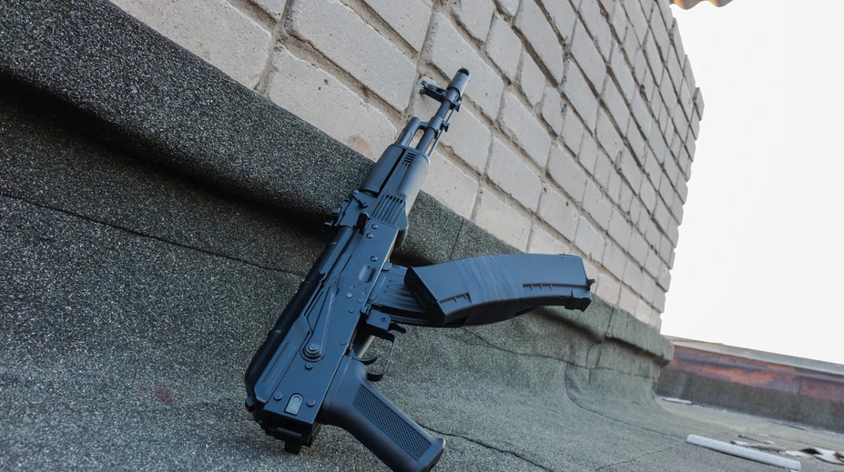 Hráč airsoftu omylom použil skutočnú zbraň. Do hrudníka s ňou postrelil svojho brata