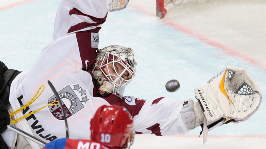 Ďalšia mladá puška, ktorá na MS zaujala: Lotyšský Elvis čaruje v bráne