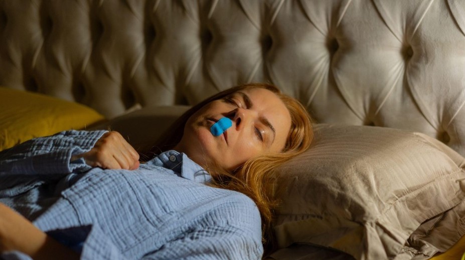 Prelepujete si v noci ústa? Odborníci hovoria, že to môže uškodiť