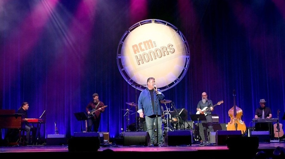 Smrť v 61 rokoch. Slávny spevák zomrel na koronavírus