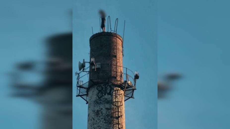 VIDEO: Mladý Slovák riskoval život pre pár lajkov. Opitý a v šľapkách vyliezol na komín