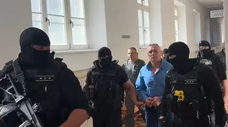 FOTO: Černák sa po viac ako 30 rokoch priznal k bombovému atentátu. Na súde ho zastupuje jeho snúbenica