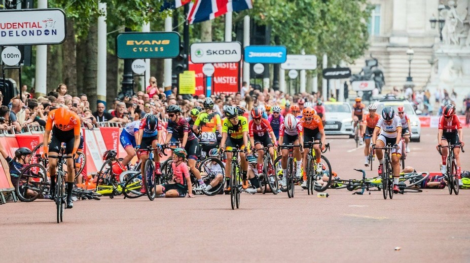 Škaredý hromadný pád na pretekoch v Londýne: Vinníčka prišla o víťazstvo pre nebezpečný manéver