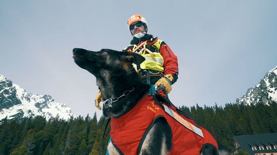 Priateľstvo človeka a psa až do posledného výdychu. Dvojica sa preslávila záchranami mnohých životov