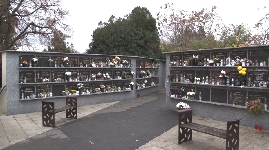 Záujem o klasické hroby klesá, miesta pre urny sú zasa plné. O kolumbáriá je vyšší záujem aj na dedinách