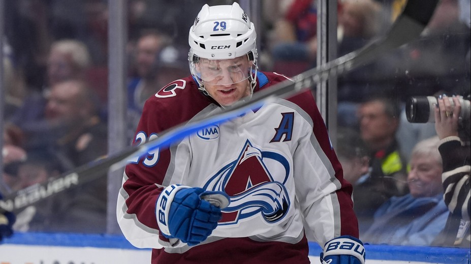 VIDEO: Nathan MacKinnon pokračuje v strhujúcom tempe. V jubilejnom zápase dosiahol okrúhlu métu