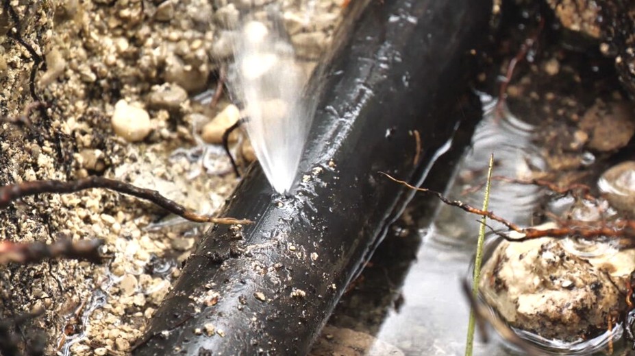 Spôsobil im nemalé problémy s vodou. V obci Hlboké nad Váhom niekto zámerne poškodil vodovodné potrubie