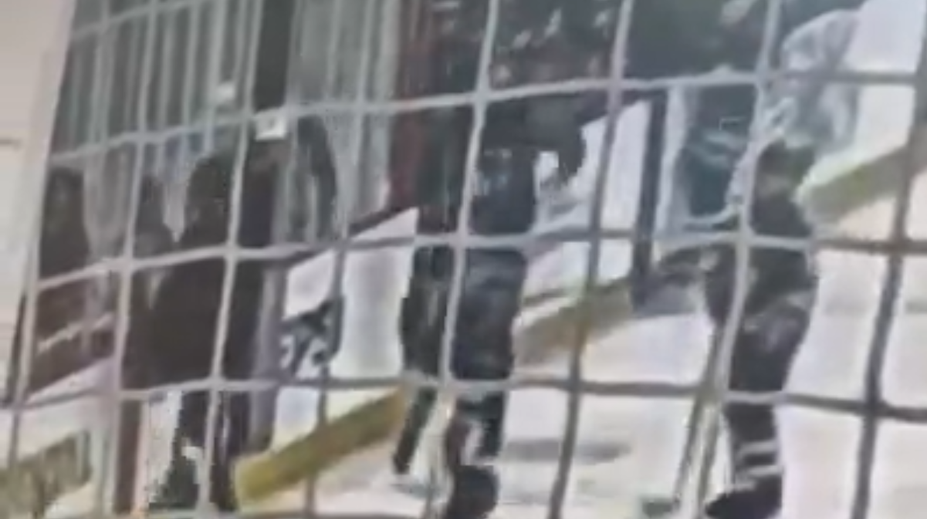 VIDEO: Šokujúci incident v zámorí. Rozzúrený rodič napadol priamo na ľade dvojicu rozhodcov