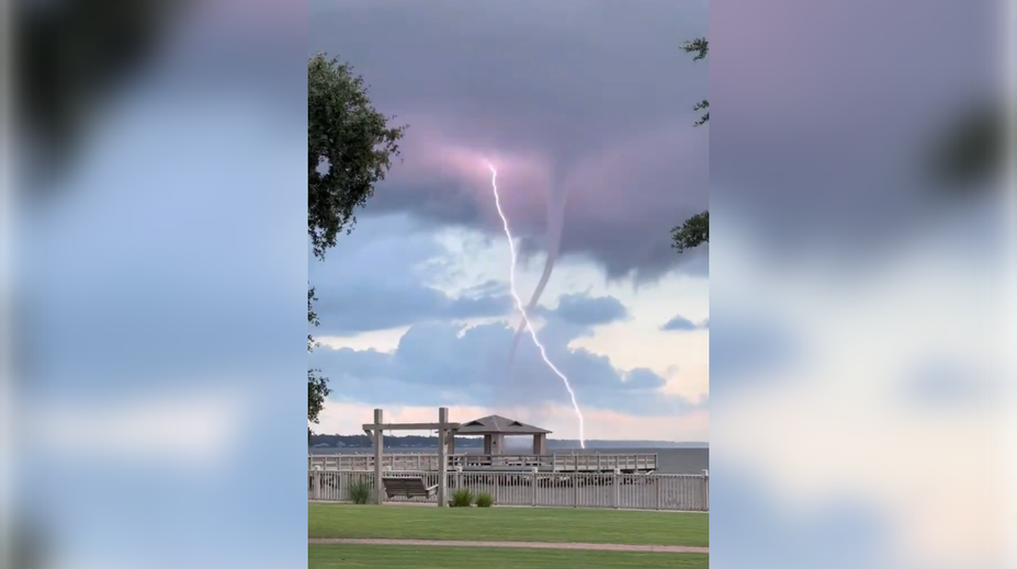 VIDEO: Kamera zachytila pôsobivé nebeské divadlo. Vodné tornádo s bleskom preťali oblohu v tvare písmena X