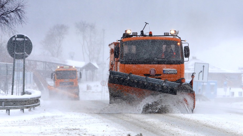 Môžete predbehnúť sypač? Pravidlá, ktoré by mal poznať každý vodič (+ FOTO)