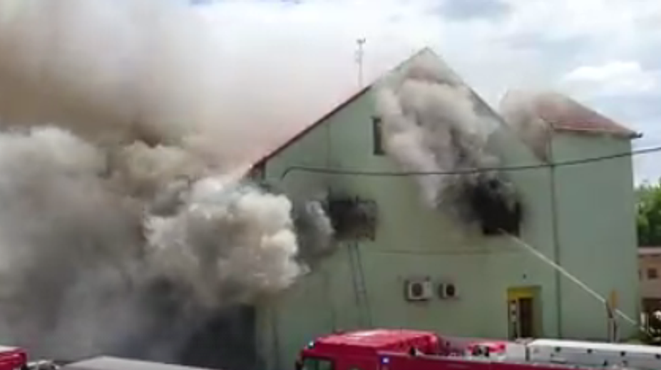 Obrovské mračná dymu. V Šaštíne horela obľúbená budova