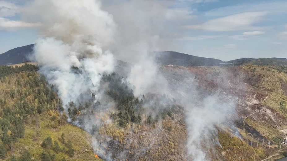 FOTO: Veľký požiar na východe Slovenska. Plamene sa šíria k okolitým obciam