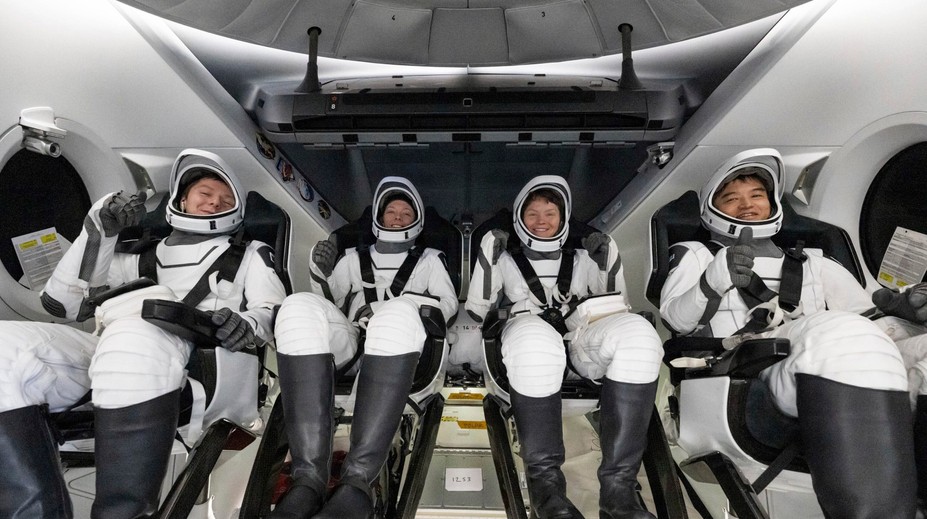 Štyria astronauti lode Crew Dragon sa vrátili na Zem po piatich mesiacoch na vesmírnej stanici