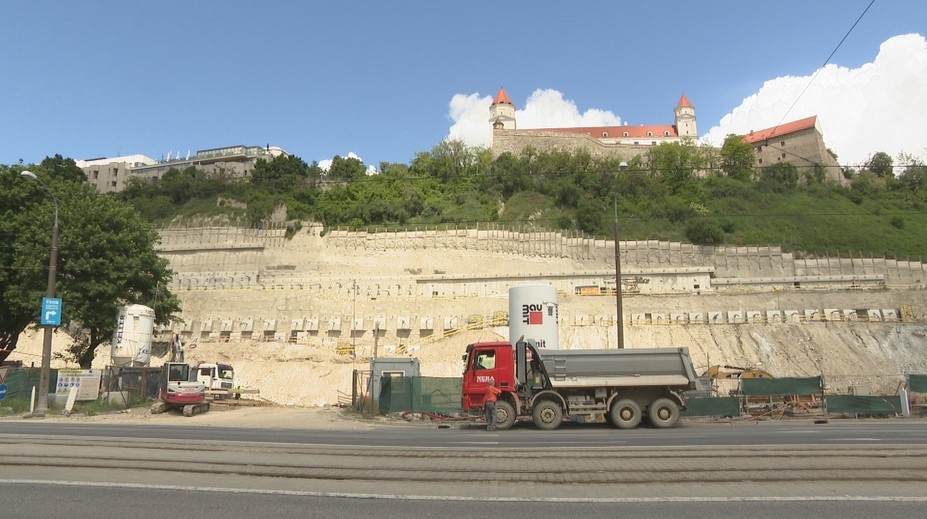 Luxusný developerský projekt Vydrica zničil časť ikonického hradného brala