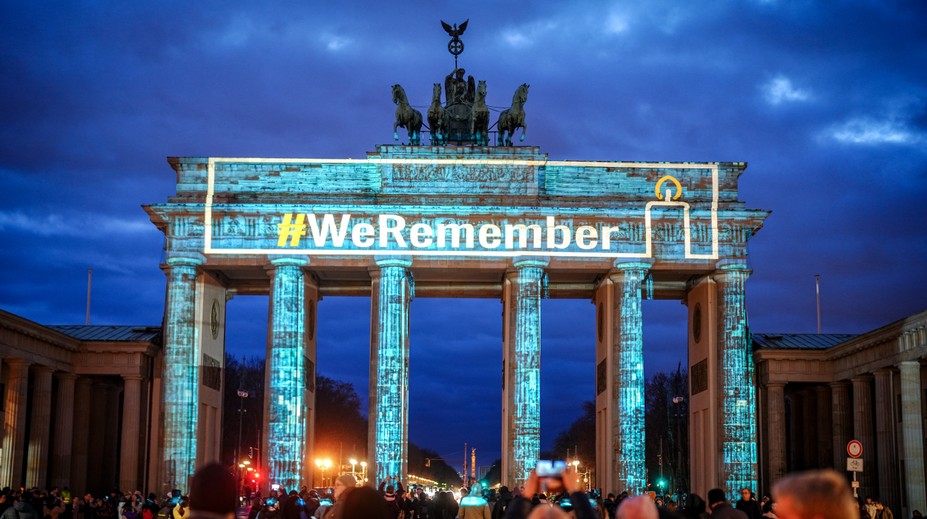 Berlínsku Brandenburskú bránu rozsvietili na počesť ľudí, ktorí zahynuli v koncentračnom tábore Auschwitz-Birkenau