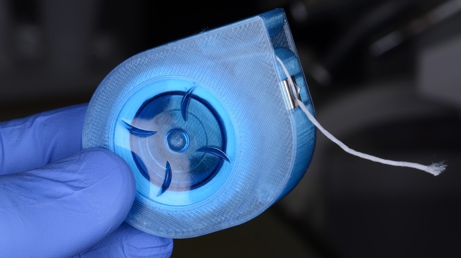 Zubná niť, ktorá bojuje proti vážnemu ochoreniu. Českí vedci prišli s revolučnou novinkou