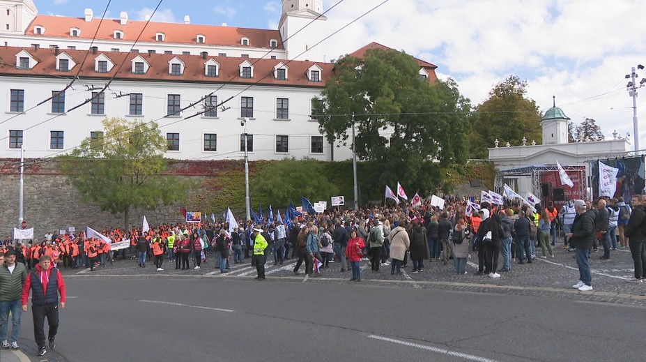 Policajti, úradníci aj opatrovateľky vyšli do ulíc. Stovky nespokojných odborárov protestovali proti konsolidácii
