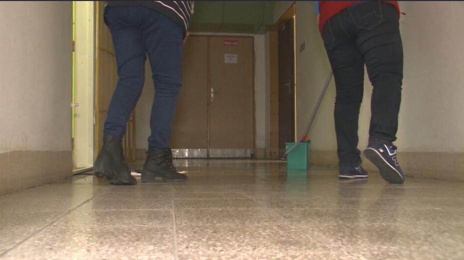 Nútia ich umývať deti, ktoré nestihnú dobehnúť na záchod. Upratovačky v Jarovniciach sa búria