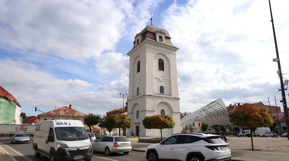Zosuv svahu pri novej bytovke. Mesto na strednom Slovensku vyhlásilo mimoriadnu situáciu
