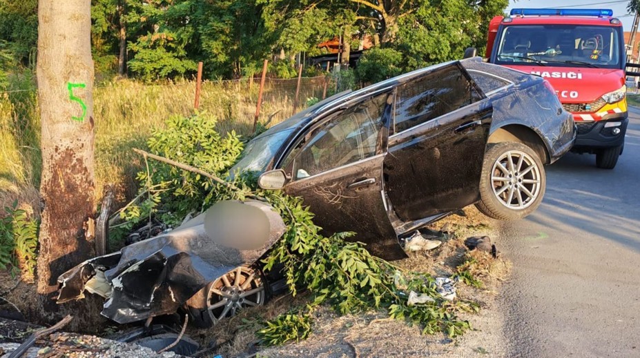 FOTO: Tragické ráno neďaleko Dunajskej stredy. Mladý vodič bol opitý a pod vplyvom drog, jeho spolujazdec umrel