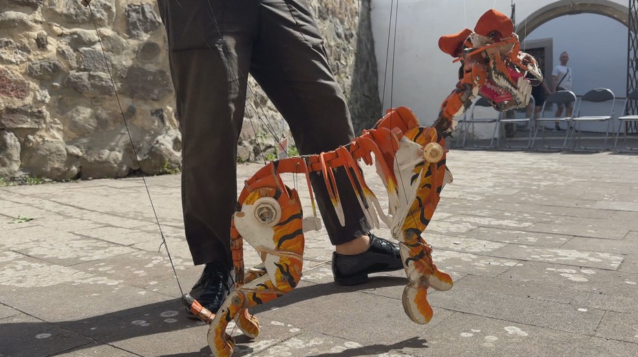 Cestuje po celej Európe a zabáva ľudí na uliciach. Bábkar pretvára trápenie na humor