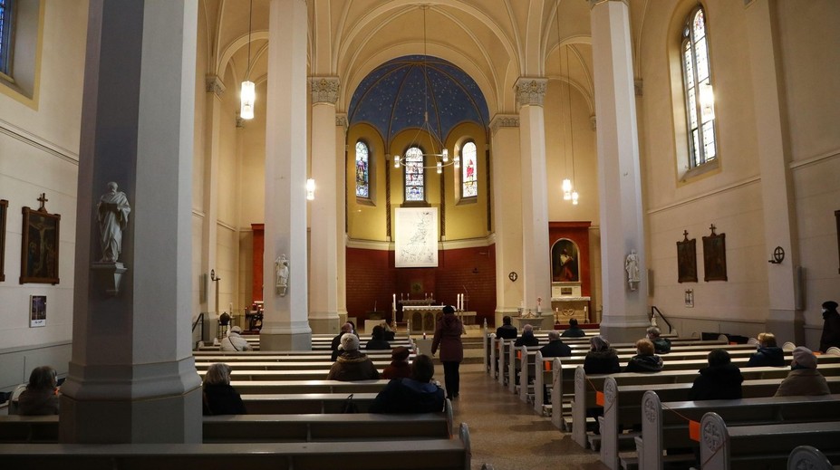 Farárka verejne zosobášila štyroch mužov. Boh podľa nej tento vzťah schvaľuje, cirkev sa jej zastala