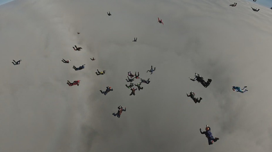 Slovenskí parašutisti prekonali rekord: Dojímavá motivácia zoskoku vás chytí za srdce