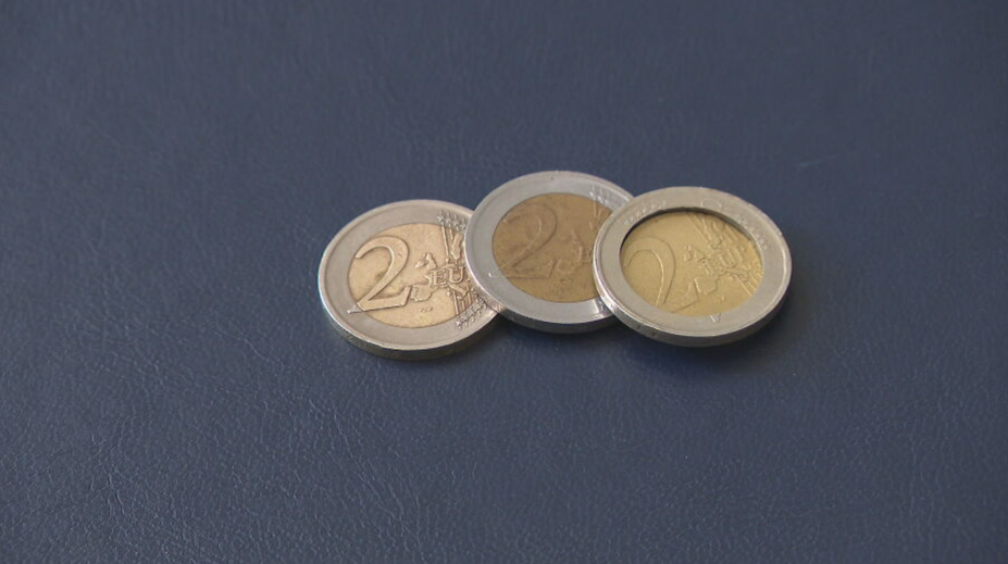 Možno ju máte v peňaženke. Takto spoznáte falošnú dvoj­eurovku