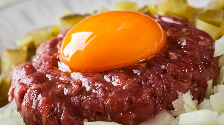 Tatarák už nájdete v menu reštaurácií. Aj s varovnou formulkou