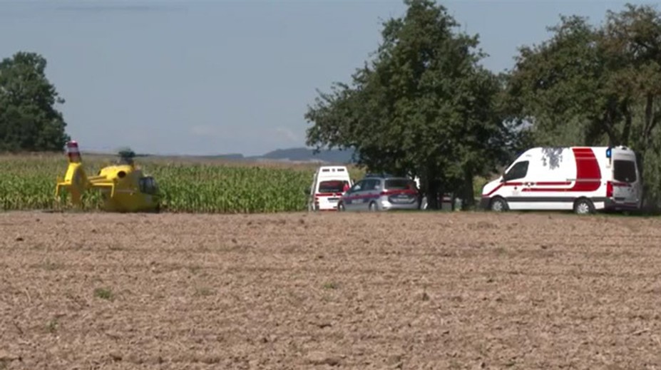 Pod deťmi sa pri fotení zrútila drevená plošina, deväť zranených