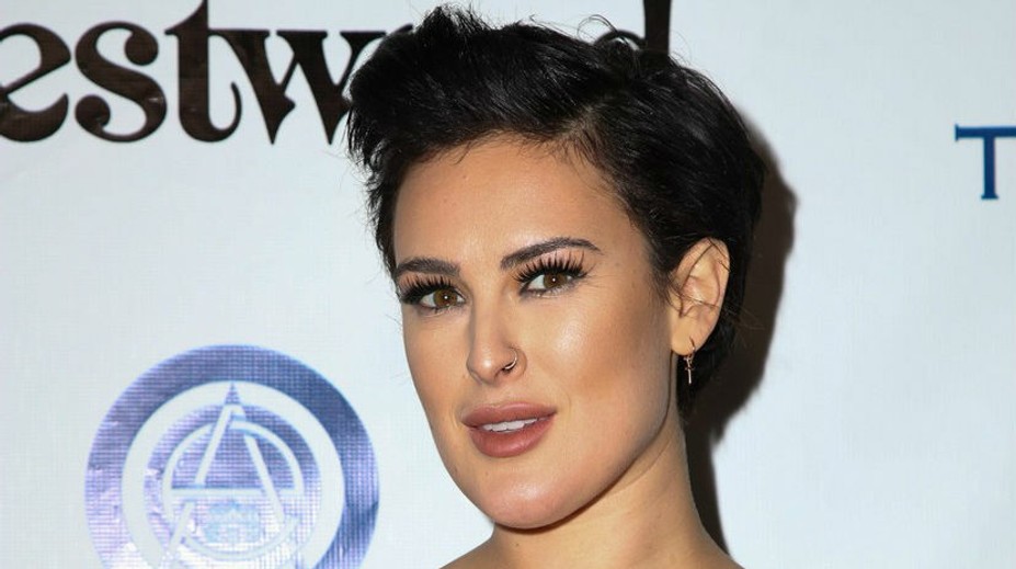 Obrovský výstrih, len prsia nikde. Rumer Willis vyrazila v sexy šatách