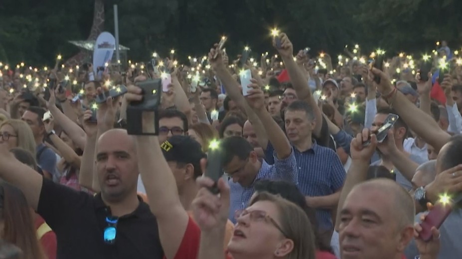 Rumuni výšli do ulíc. Nahneval ich "smiešny" trest pre predsedu vládnucej strany