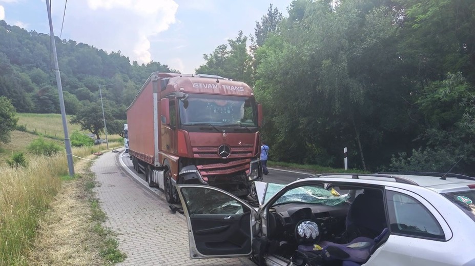 FOTO: Tragédia na východe Slovenska. Pri zrážke kamióna a auta zomreli dve ženy