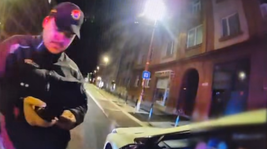 VIDEO: Opitý taxikár v Bratislave ignoroval červenú. Skončil v putách